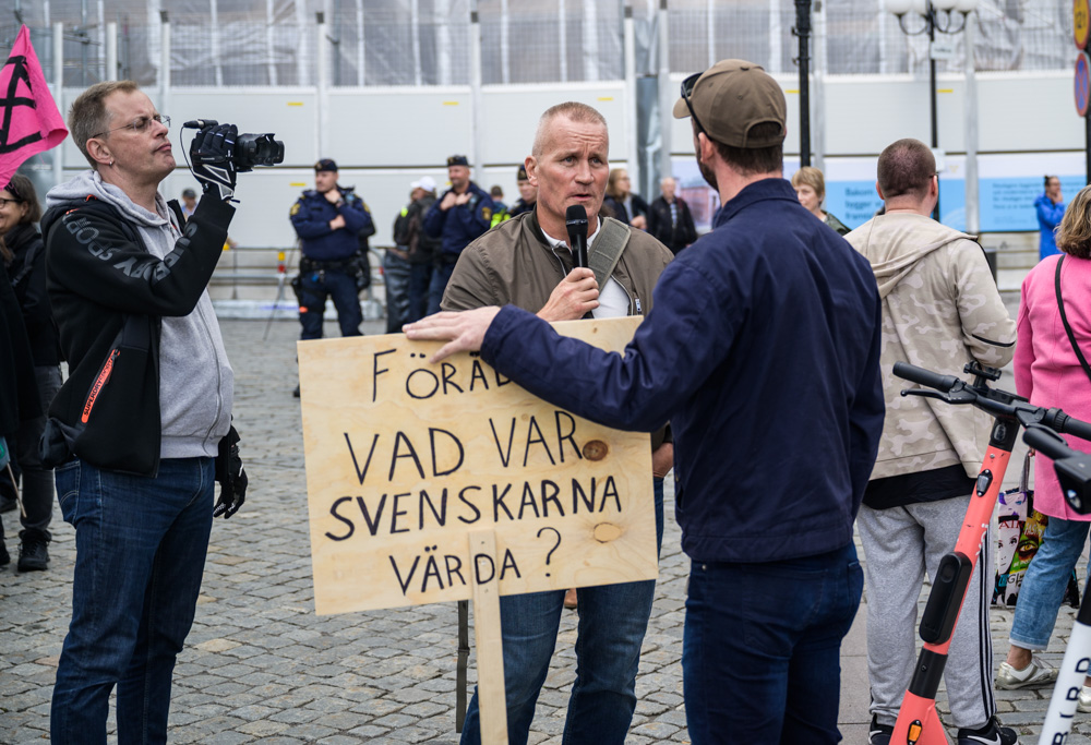 Lennart Matikainen är programledare på SwebbTV, driver en egen kanal på Youtube och kandiderar för AFS i Stockholm – en avdelning i partiet som står det högerextrema Nätverket nära.