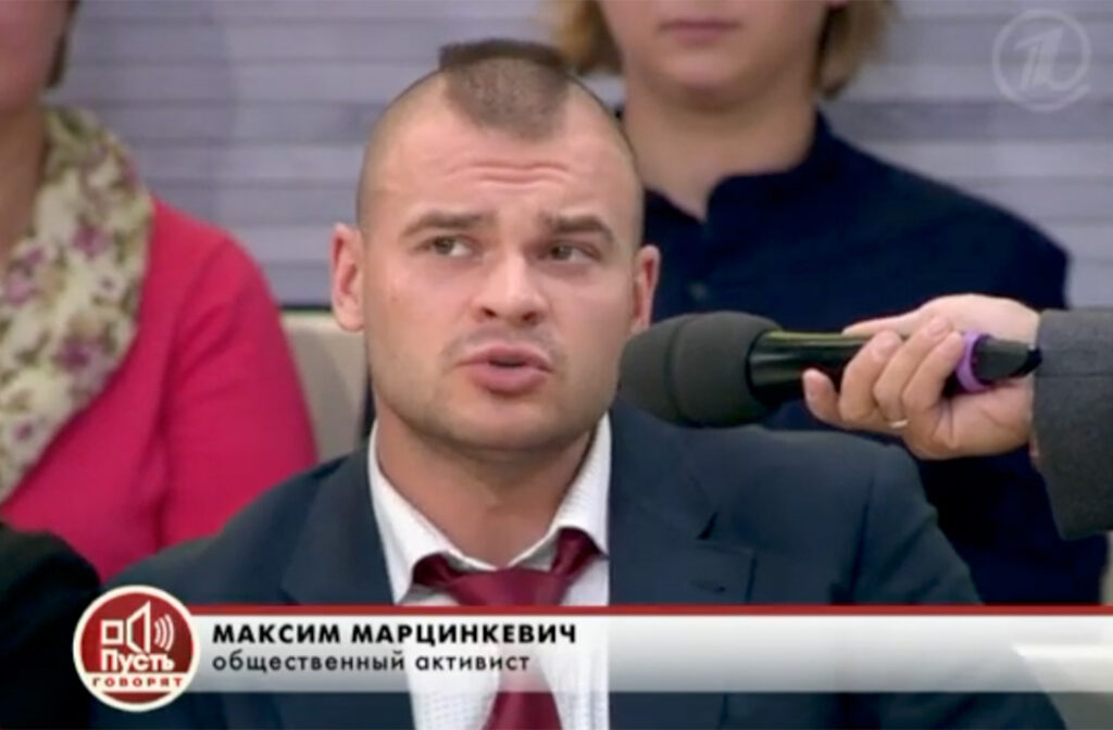 Den högerextrema aktivisten Maksim Martsinkevitj, Tesak, i debattprogram på rysk tv presenterad som "medborgarjournalist".