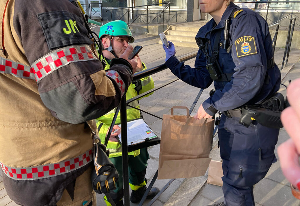 Poliser och brandkår på plats i Gubbängen efter att maskerade män attackerade Expo-föreläsning. En rödfärgad försvarsspray användes i attacken. 