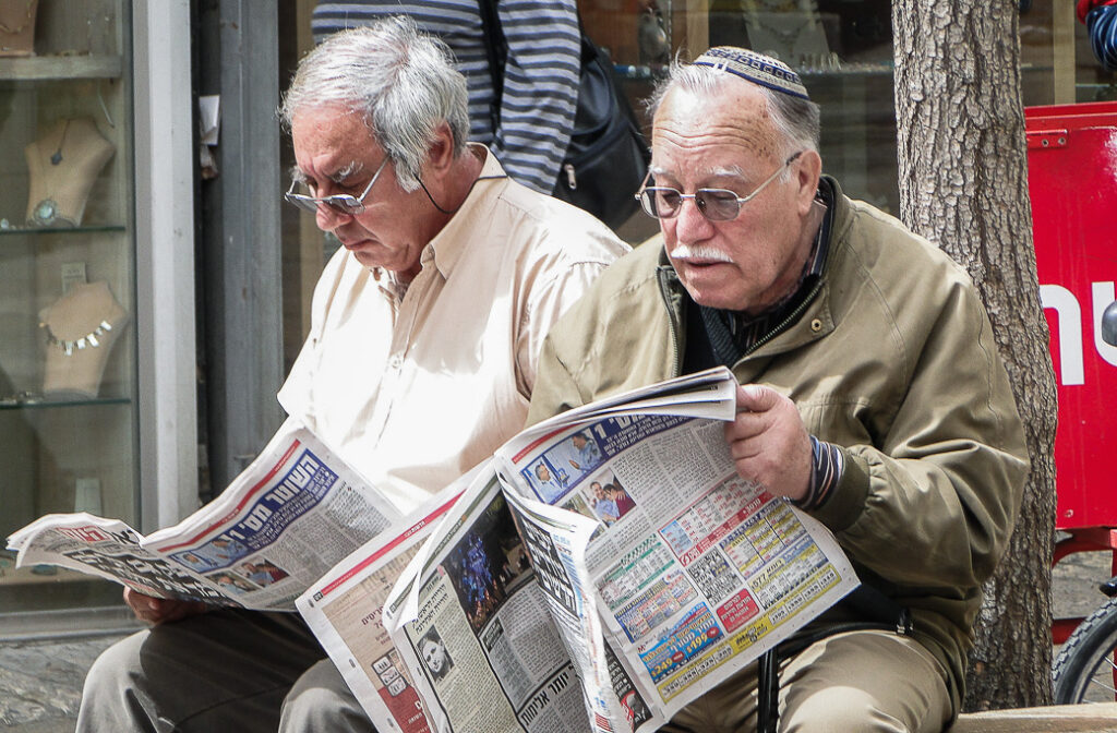 Den fristående tidningen Israel Hayom stödde Benjamin Nethanyahu och har drivit den israeliska politiken längre åt höger, med ansenligt ekonomiskt stöd av den amerikanska miljardären Sheldon Adelson. Även Jair Bolsonaro, Donald Trump och Marine Le Pen har fått betydande draghjälp av stora medier som är uttalat lojala eller har köpts upp av vänligt inställda ägare. 