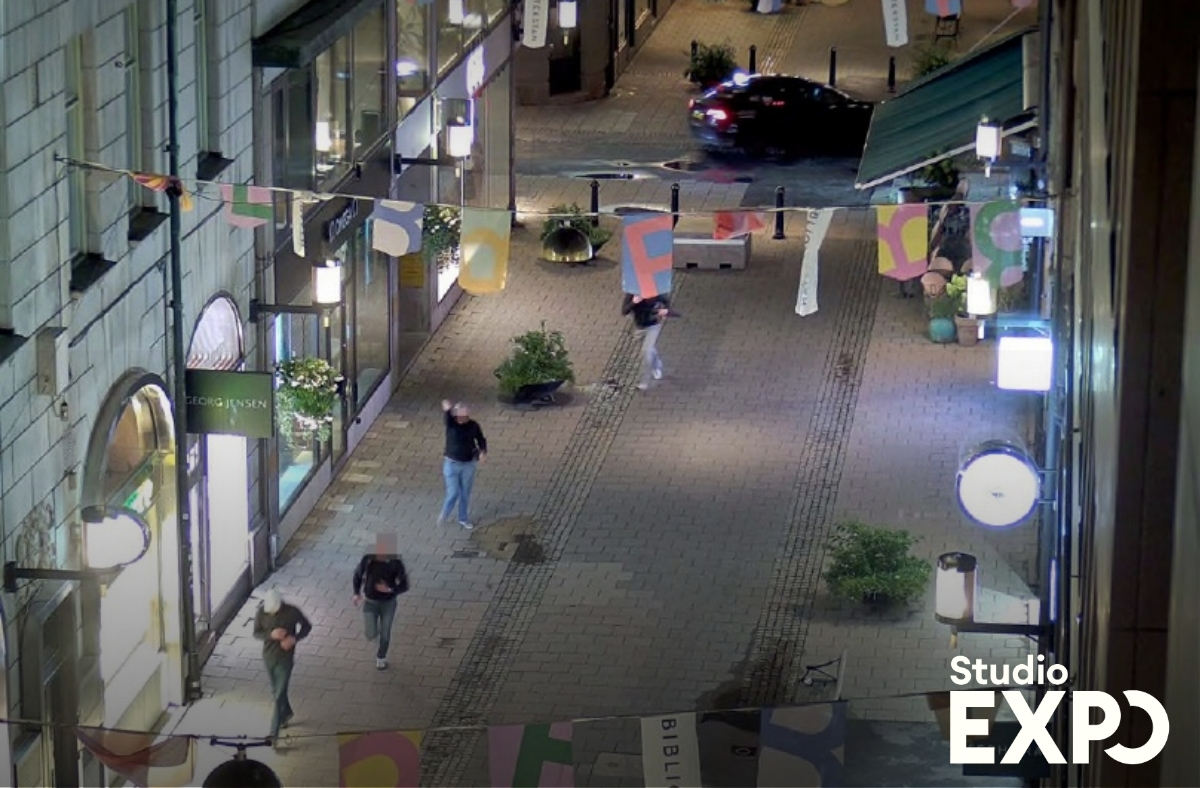 Fyra unga män ur Aktivklubb Sverige är åtalade för att ha misshandlat tre personer under loppet av 30 minuter i centrala Stockholm. En övervakningskamera fångade på film hur en av de fyra gör en Hitlerhälsning i samband med ett av våldsdåden.