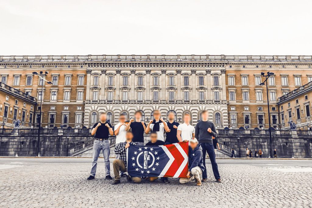 Patriot Front tillsammans med Aktivklubb Sverige utanför Stokholms slott