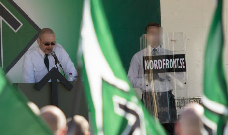 22-åringen (till höger) agerade sköldbärare när Nordiska motståndsrörelsen demonstrerade i Falun 1 maj förra året. 