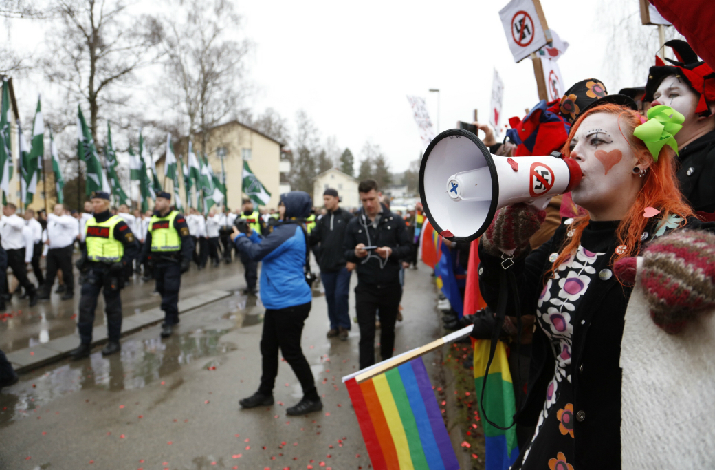 Clowner mot rasism demonstrerar mot nazisternas tåg i Ludvika. 