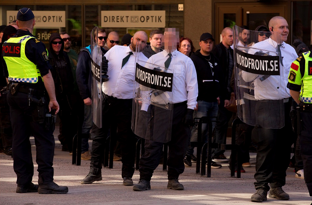 25-åringen vid en demonstration med Nordiska motståndsrörelsen 2017. 