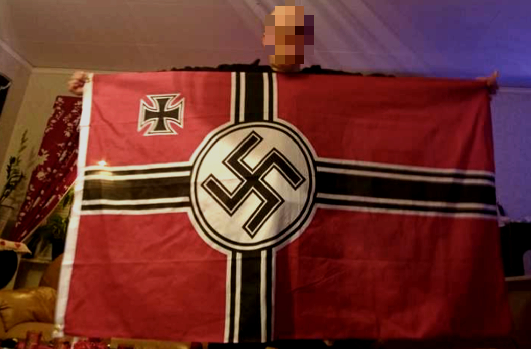 Man döms efter att han spridit bild där han poserar med nazistflagga.