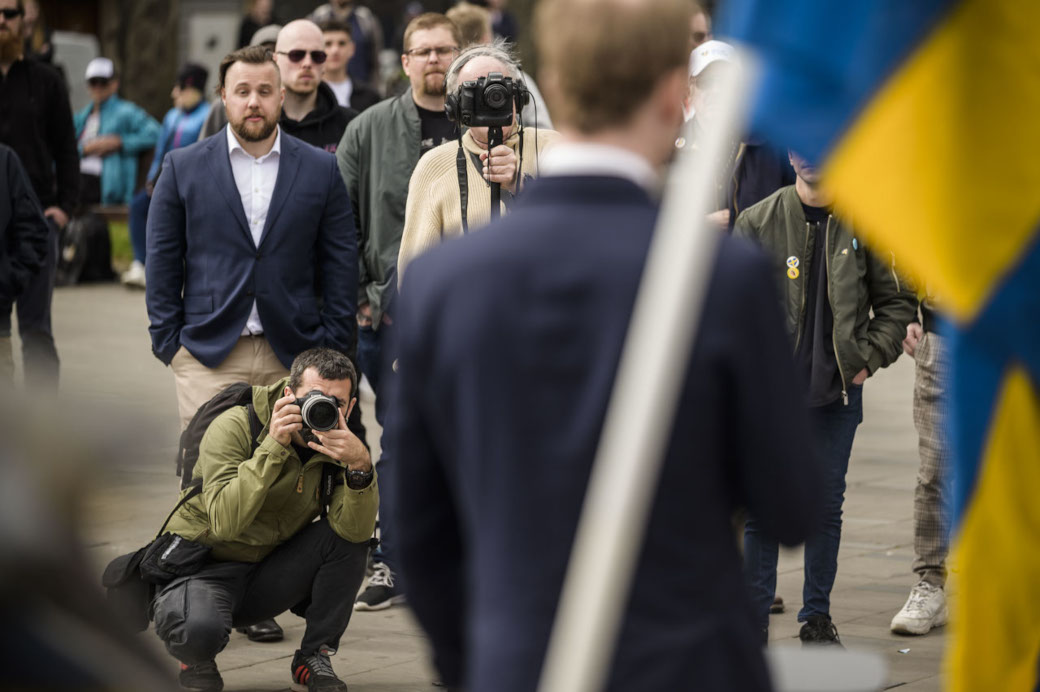 Fotografen och journalisten Jordi Borrás bevakar Alterntiv för Sveriges valkampanj i Gävle. 