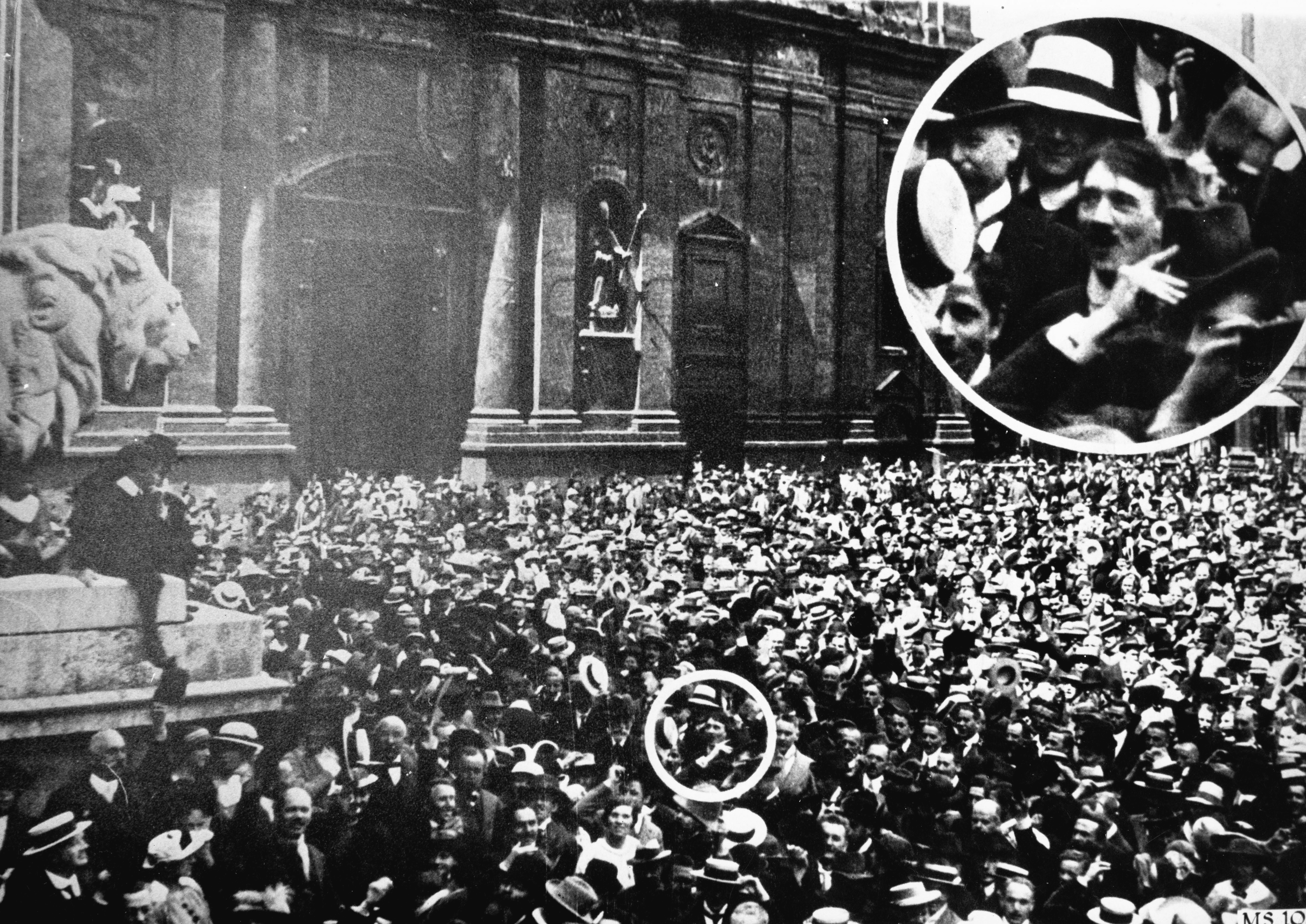 En ung fattig konstnär, Adolf Hitler, inklämd i en jublande massa som 1914 välkomnar beskedet om krigsutbrottet.