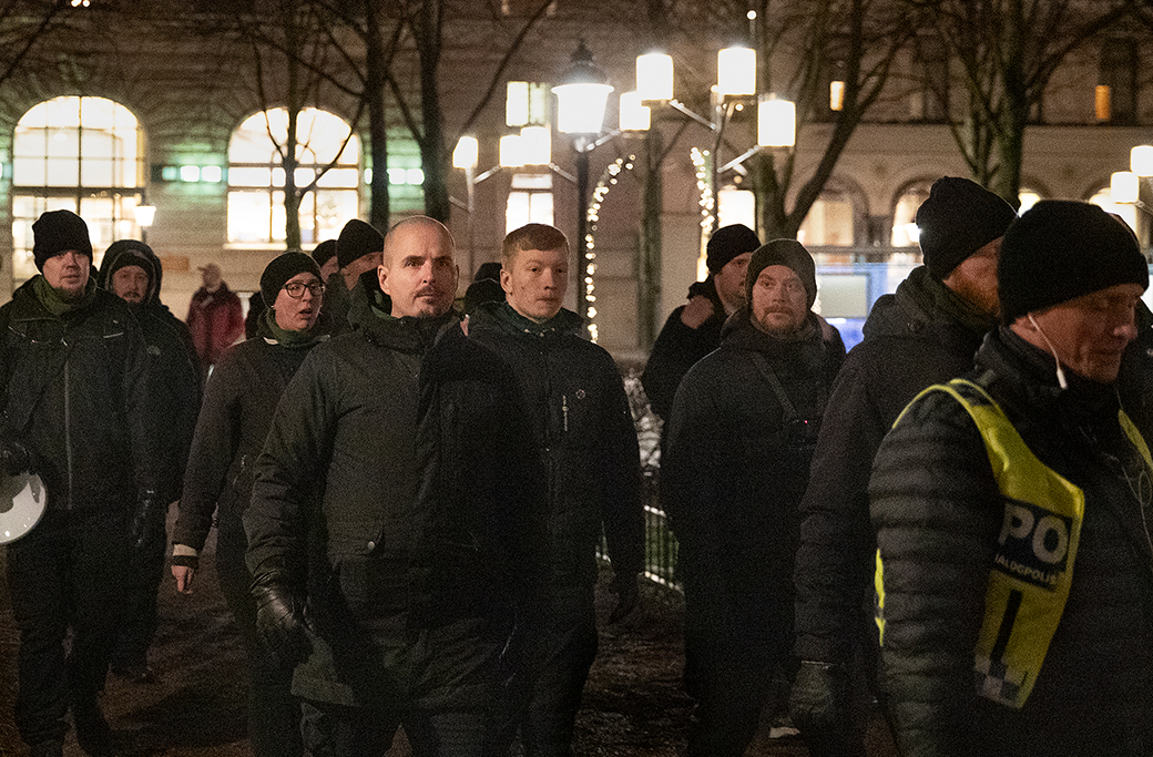 Nordiska motståndsrörelsen eskorterades av polis till Kungsträdgården.