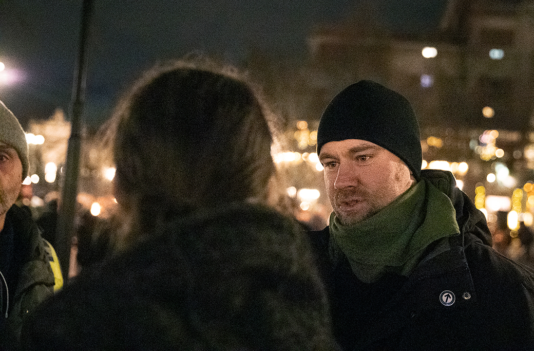 NMR-aktivisten Pär Sjögren går till angrepp mot en reporter i Kungsträdgården 2022.