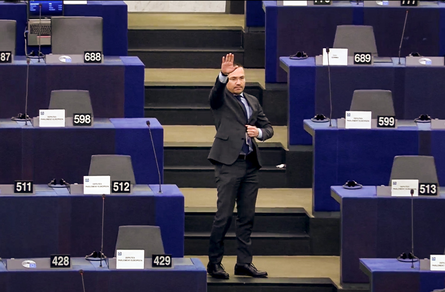 Angel Dzhambazki från ECR-partiet IMRO gör en hitlerhälsning i Europaparlamentet. 