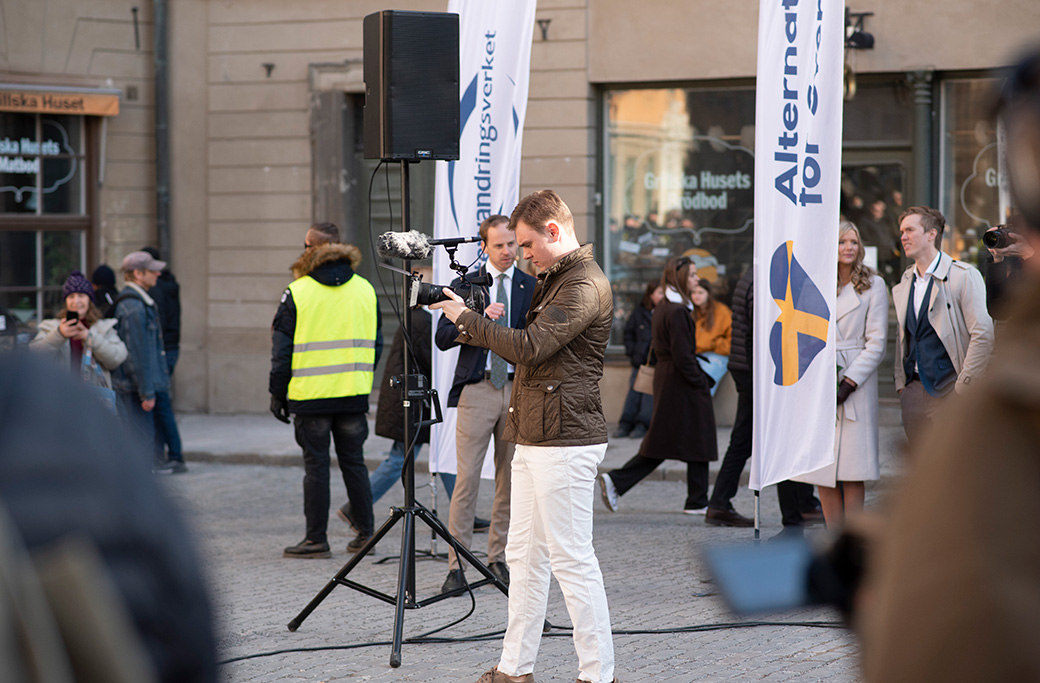 Christian Peterson jobbar för Exakt24 och kandiderar samtidigt för Alternativ för Sverige. Nu åtalas han för grovt förtal.