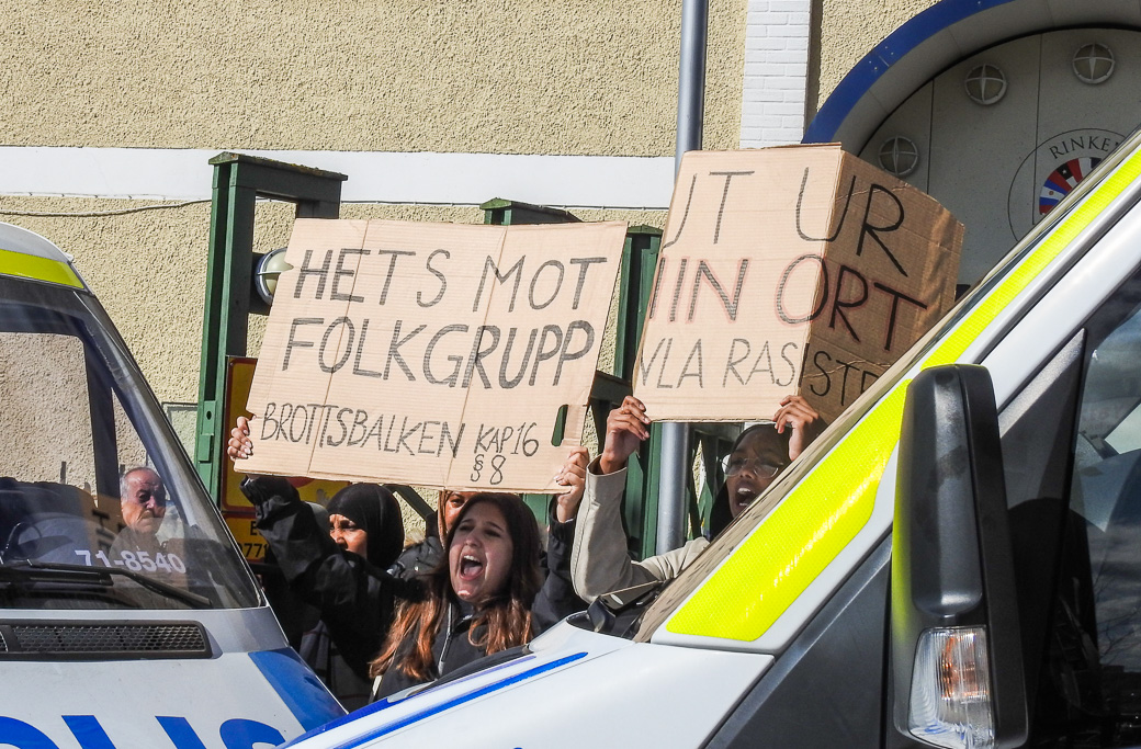 Rasmus Paludan, partiledare för Stram Kurs, brände Koranen i Stockholmsförorten Rinkeby den 15 april. Motdemonstranter var på plats för att protestera mot hans rasism.