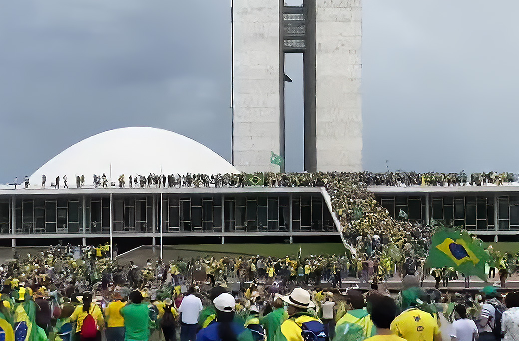 Tusentals Bolsonaro-anhängare stormade kongressen, presidentpalatset och högsta domstolen i Brasilia.