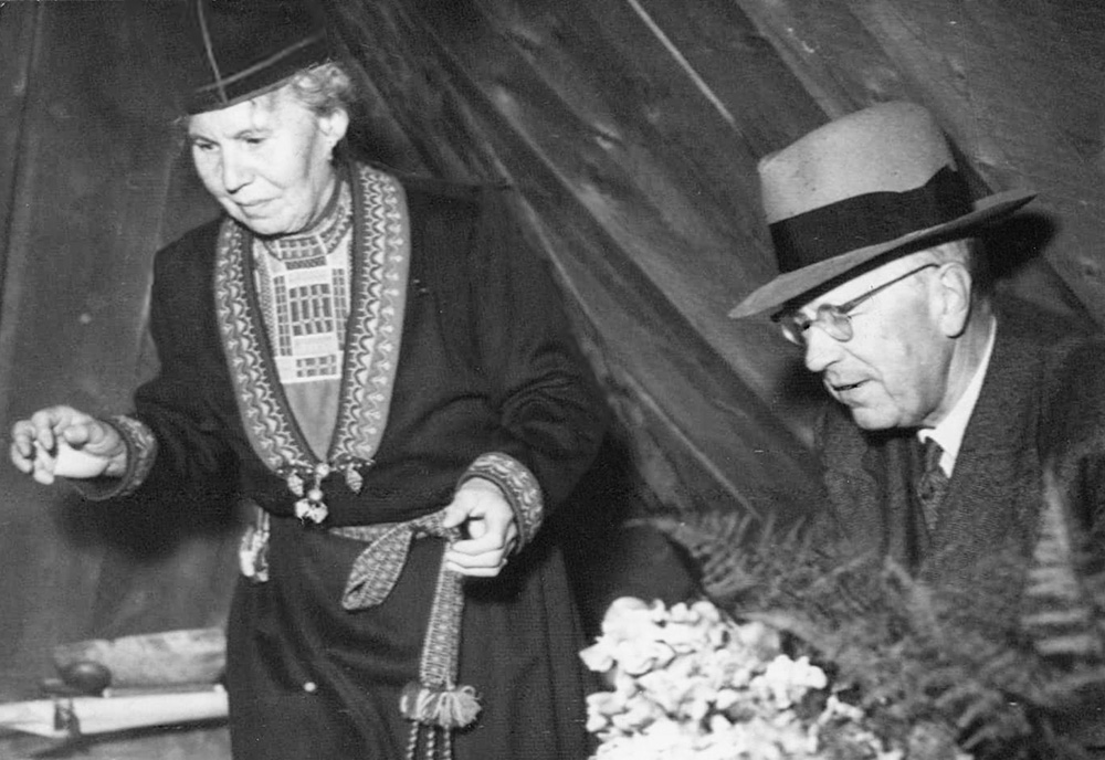 Den samiska aktivisten Karin Stenberg tar emot besök av Gustav VI Adolf 1952