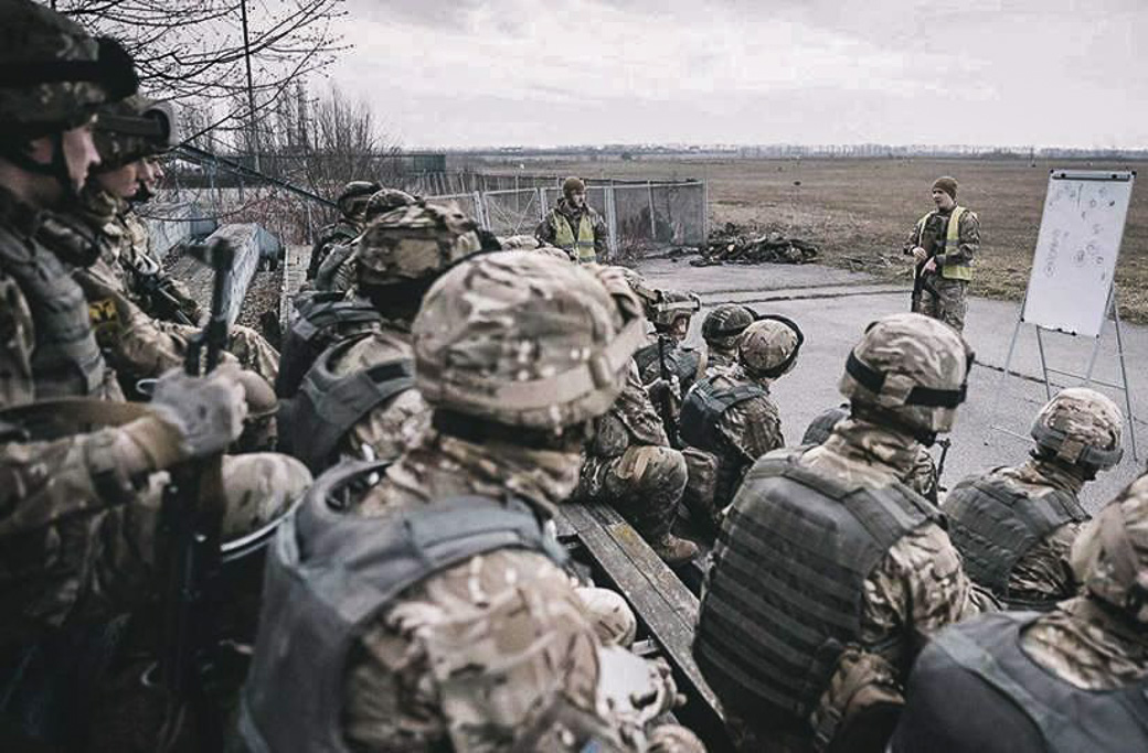 Det högerextrema förbandet Azov mobiliserar i Ukraina inför en rysk invasion