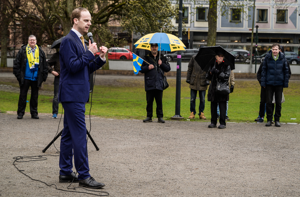 AFS partiledare Gustaf Kasselstrand talade för en gles skara människor i Björns Trädgård i Stockholm.
