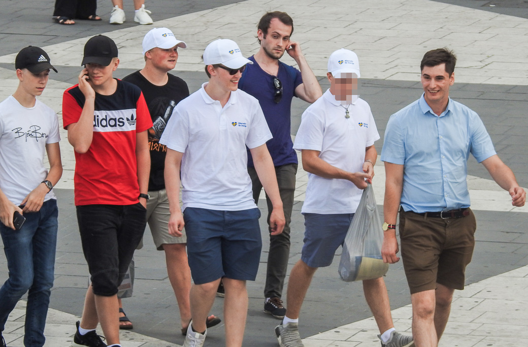 22-åringen, vid tiden 17 år, på Sergels torg i Stockholm 2018, iklädd Alternativ för Sveriges partikläder bärandes på partiets kampanjmaterial.