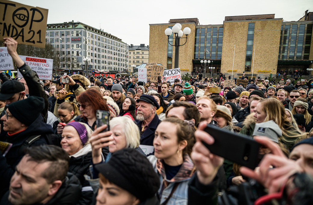 Hundratals demonstranter samlades på Medborgarplatsen i Stockholm den 6 mars för att protestera mot restriktioner kopplade till coronapandemin. 