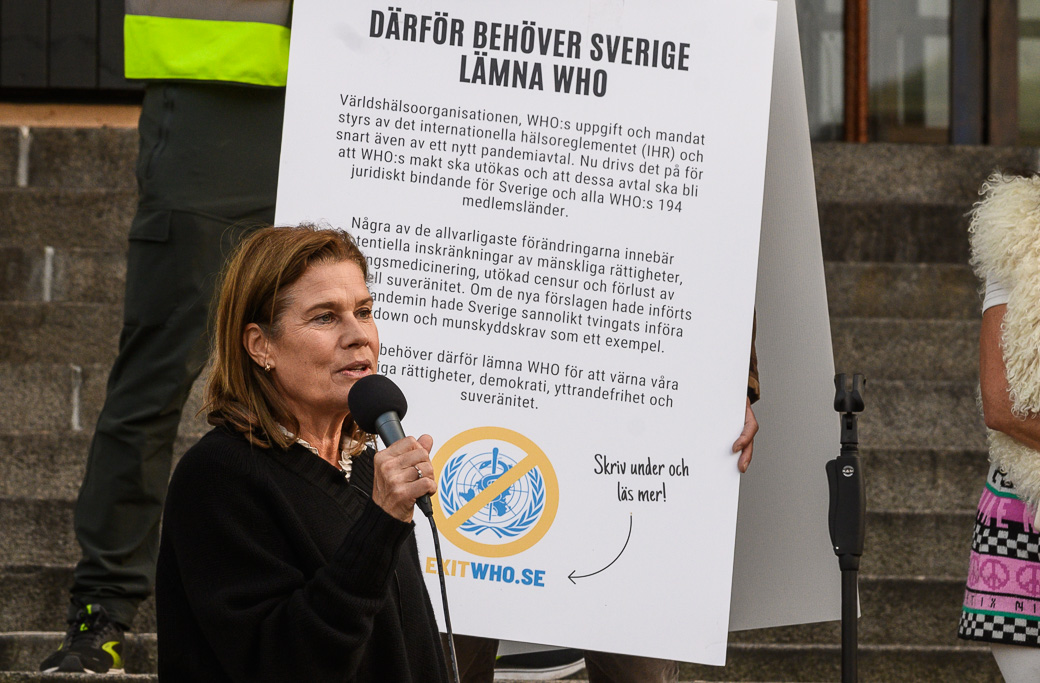 Elsa Widding stod värd för ett antivaccinmöte i riksdagen under fredagen. Hon talade också under en demonstration under söndagen som kräver ett svenskt utträde ur WHO.