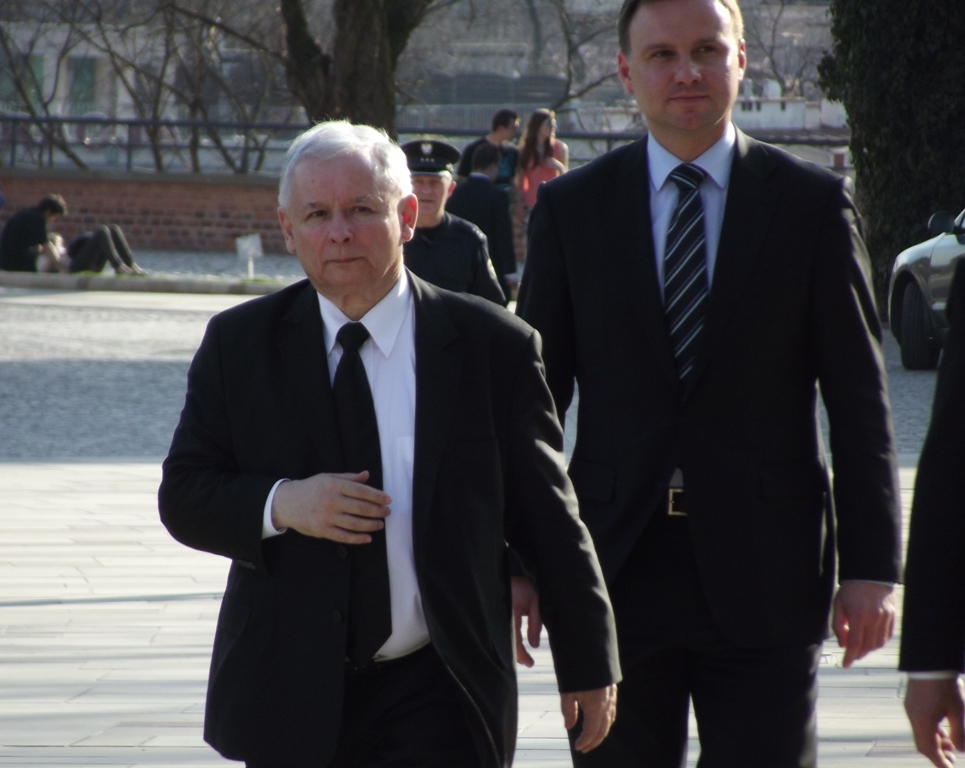 Lag och Rättvisas partiledare Jarosław Kaczyński, med Polens president Andrzej Duda i bakgrunden.