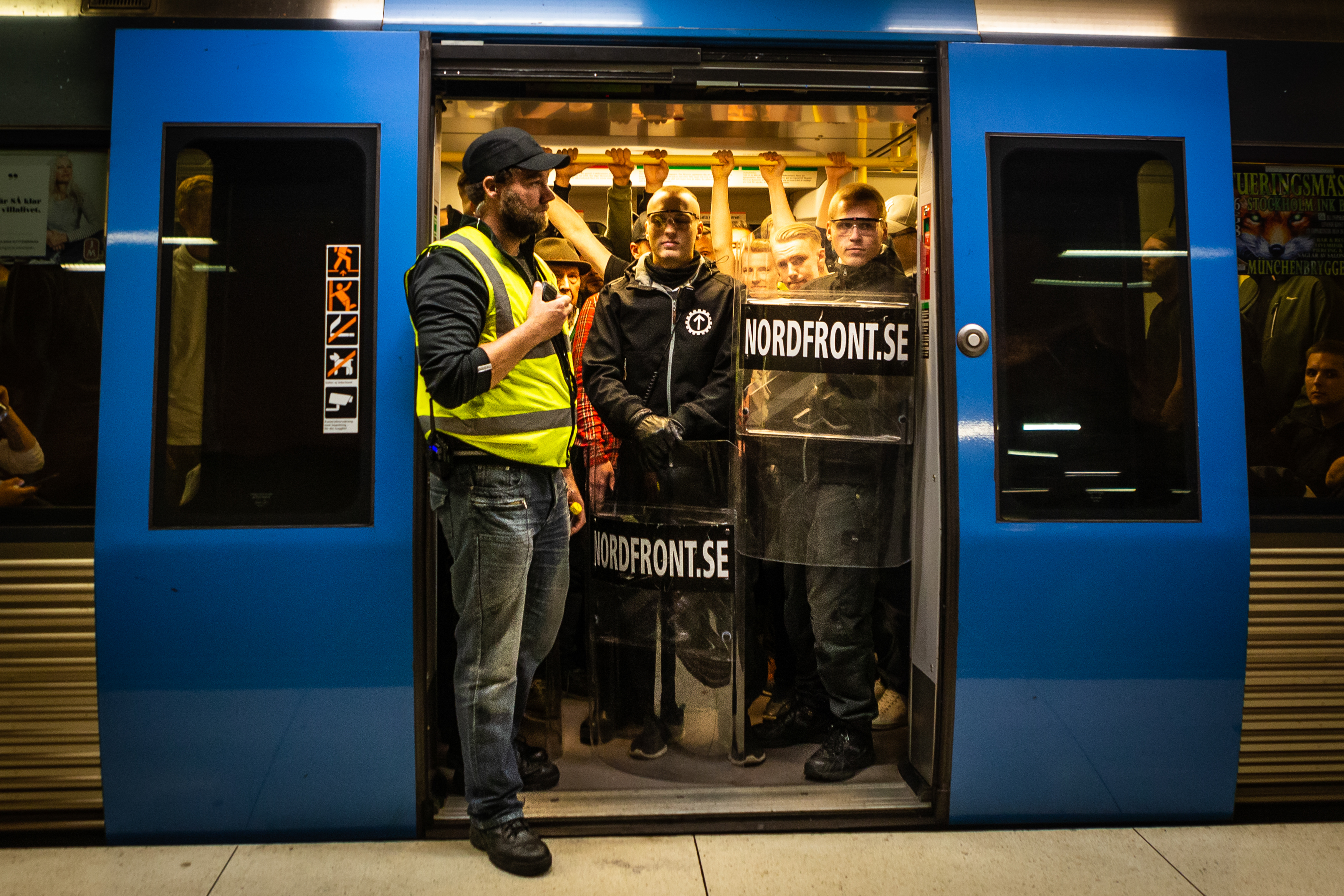 Nordiska motståndsrörelsens aktivister efter en demonstration i Stockholm den 25 augusti 2018.