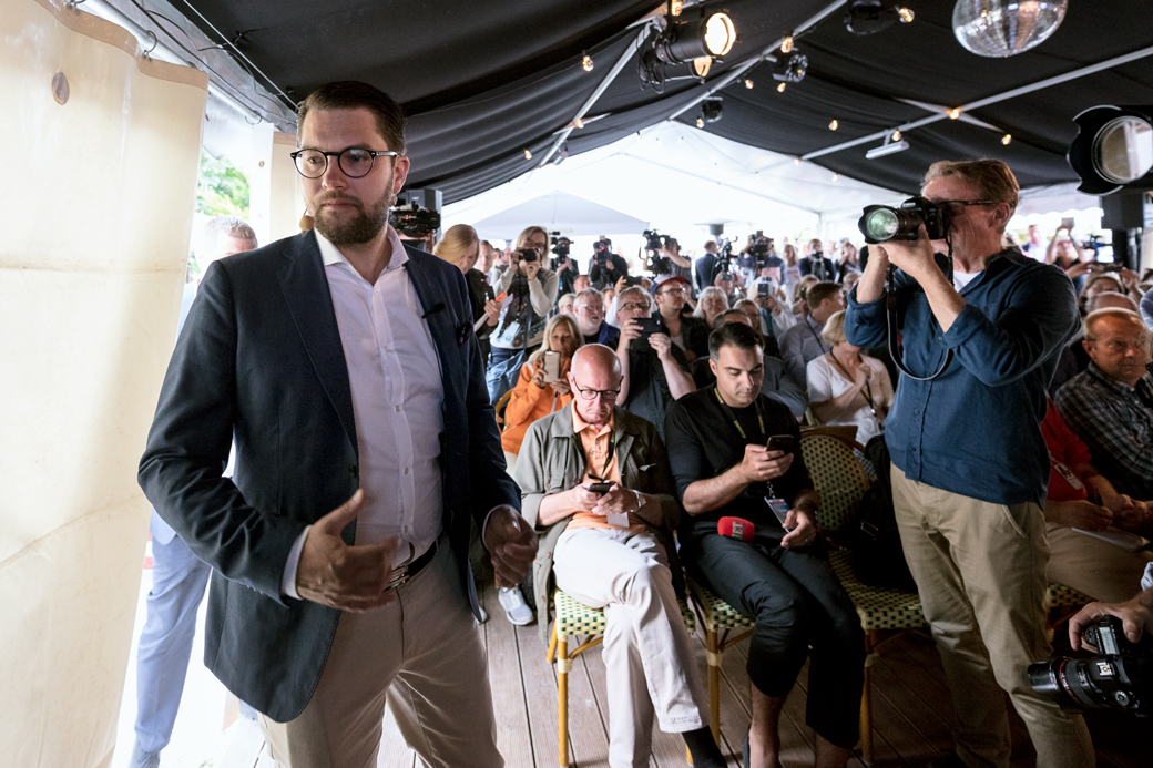 Sverigedemokraternas partiledare Jimmie Åkesson äntrar scenen under en pressträff i Almedalen 7 juli 2018.