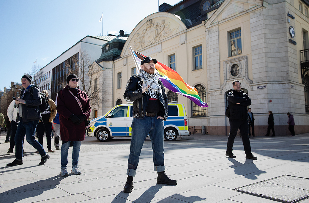 Ett fåtal personer protesterade mot NMR:s närvaro på Olof Palmes torg i Sundsvall.